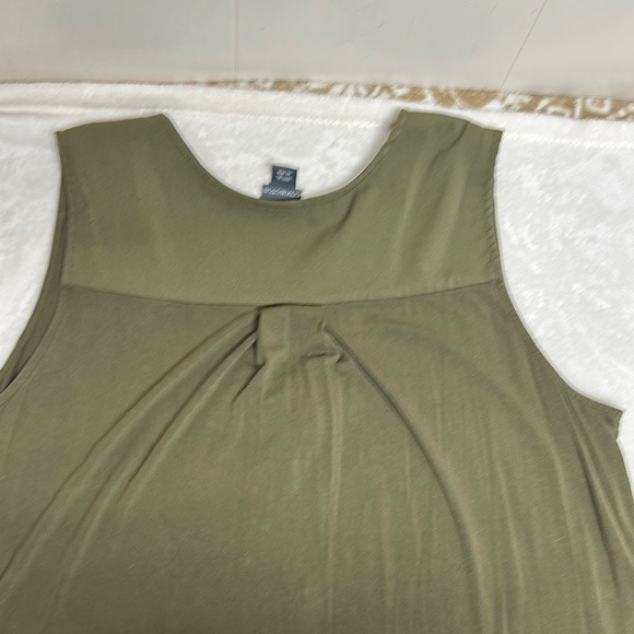 Covington Green Sleeveless Tunic Blouse - Picture 7 of 7